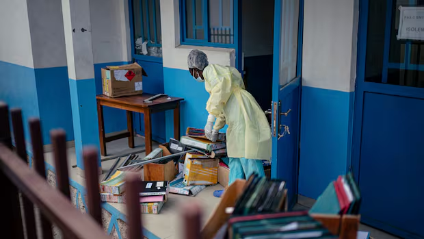 Congo: Faulty tests and funerals allowed Ebola to spread undetected, sources say