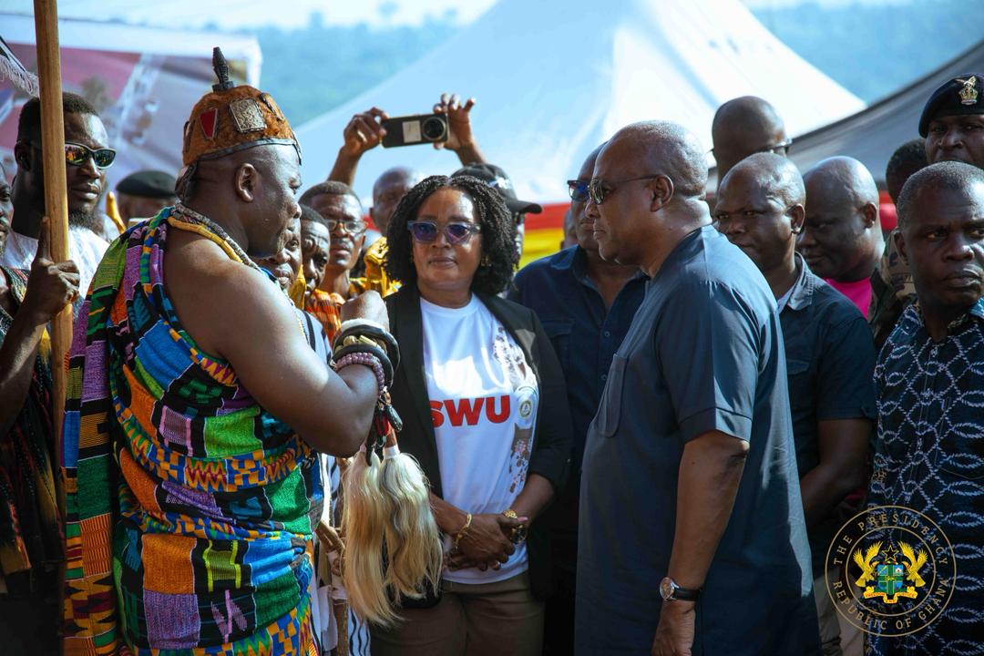 Mahama cuts lawns for Asesewa's 24-hour economic market