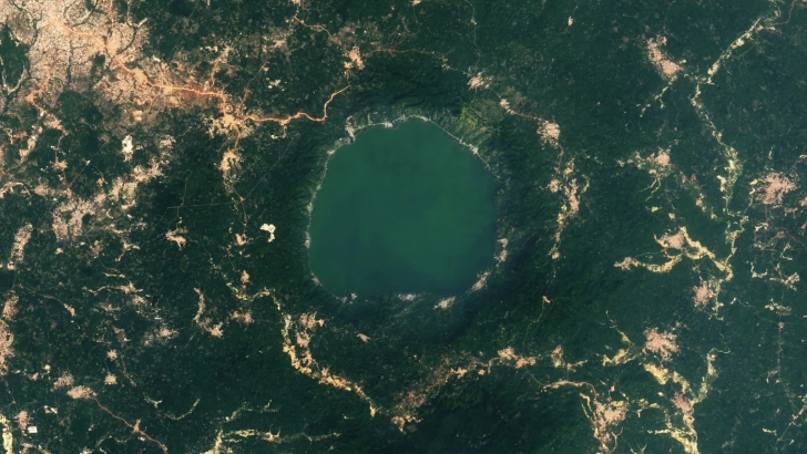 See sparkling new satellite images showing the golden glow surrounding Lake Bosmut - Earth from space