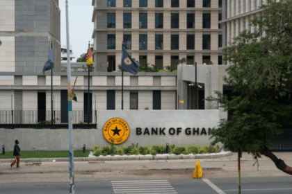 The dispute over the sale of central bank gold deepens as the majority group rejects the minority's charge of ``policy bankruptcy''