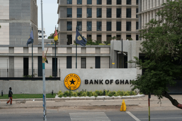 The dispute over the sale of central bank gold deepens as the majority group rejects the minority's charge of ``policy bankruptcy''