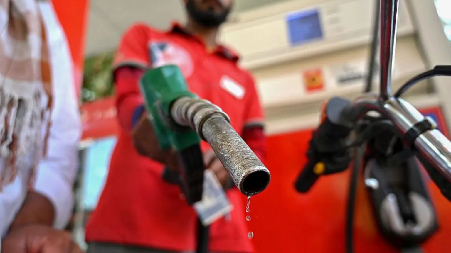 UK eases Russian oil sanctions due to soaring fuel prices