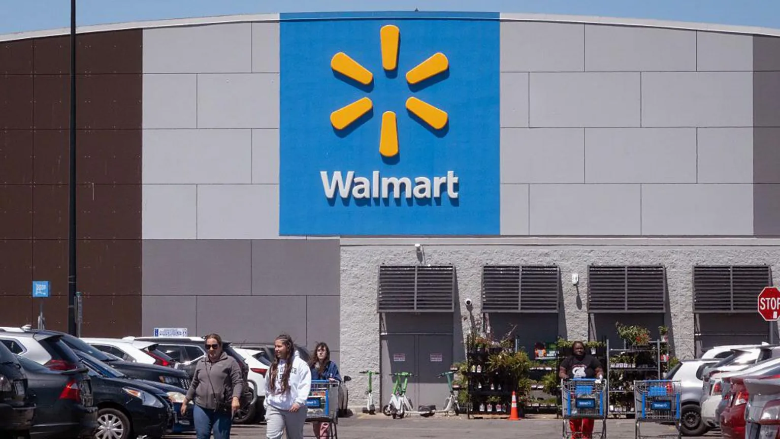 Walmart warns U.S. shoppers are cutting back on spending due to rising gas prices