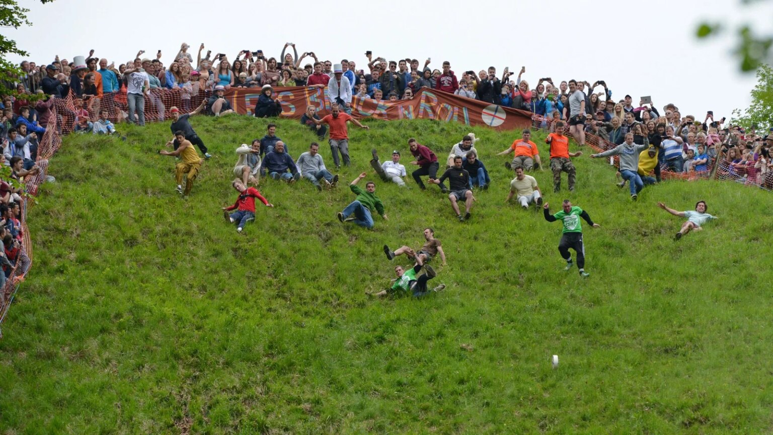 German YouTuber Tom Kopke defeats local rival in Cooper's Hill cheese rolling chaos