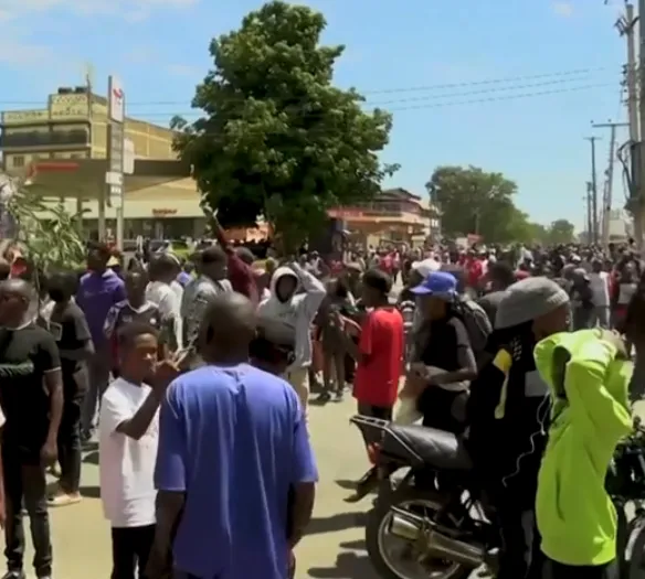 Two people shot dead in Kenyan protests against US plans for Ebola quarantine center