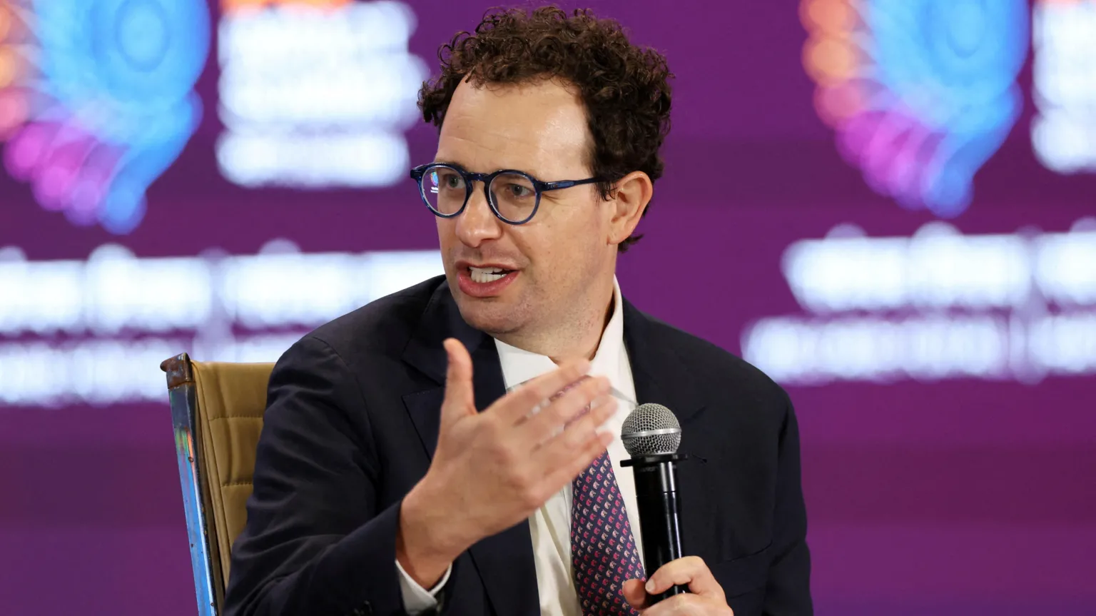 AI giant Anthropic announces plans to list on US stock market