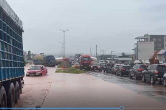 Heavy rain causes flooding and traffic jams occur between Ouija SCC and Atala on the Accra-Takoradi Expressway.