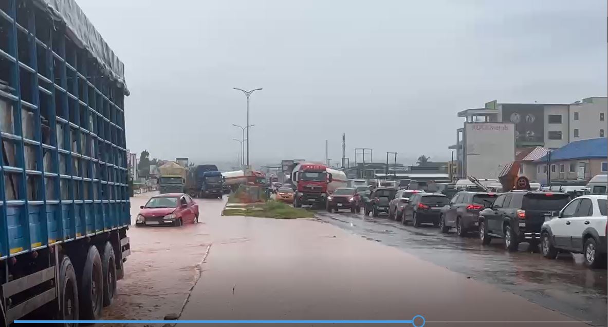 Heavy rain causes flooding and traffic jams occur between Ouija SCC and Atala on the Accra-Takoradi Expressway.