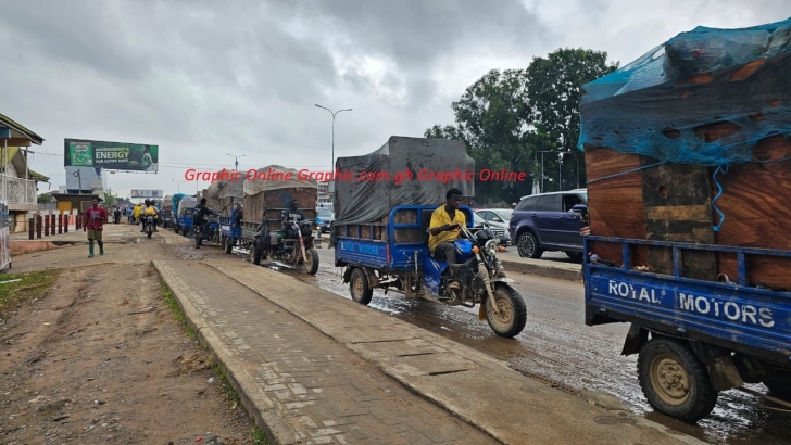 Photo: How Accra manages solid waste disposal using 'Aboyaa' on muddy roads leading to McCarthy Hills dumpsite