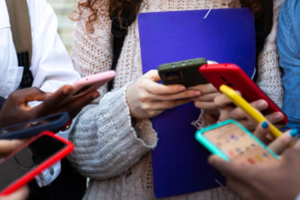 Starmer plans to ban under-16s from major social media platforms
