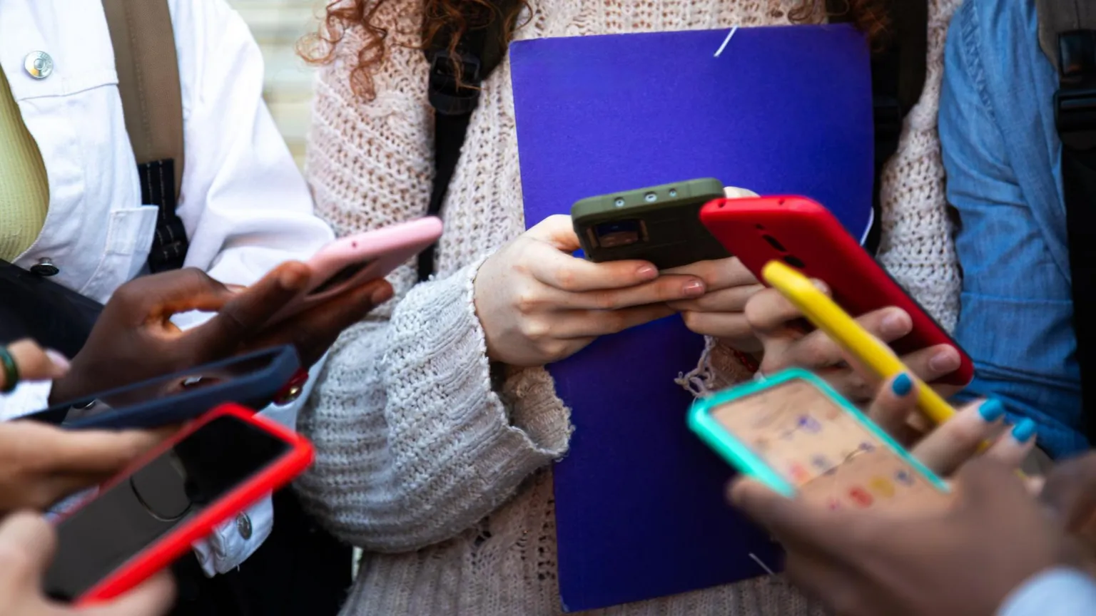 Starmer plans to ban under-16s from major social media platforms