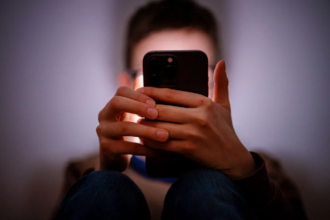 Starmer tells Apple and Google to ban nude images on children's phones