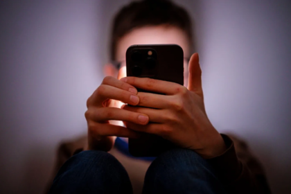 Starmer tells Apple and Google to ban nude images on children's phones