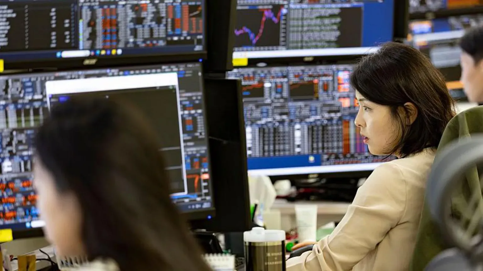Stock markets remain reeling amid technology concerns and new Middle East attacks